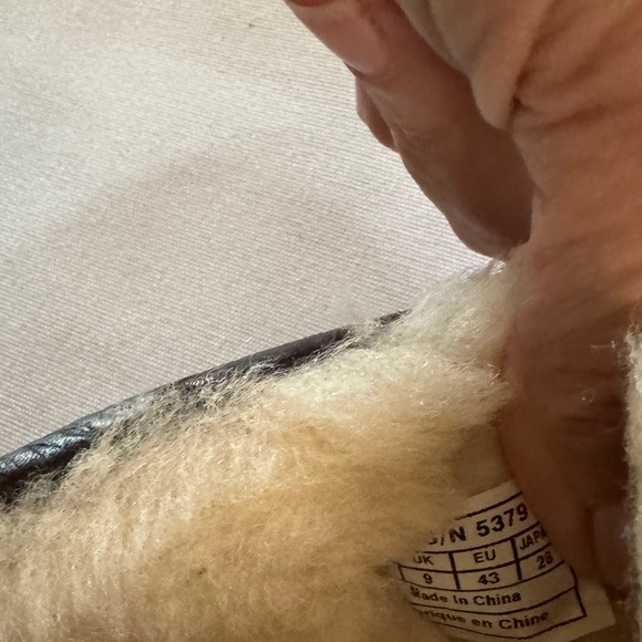 UGG Ascot leather sheepskin slippers. 🤎 - Picture 4 of 4